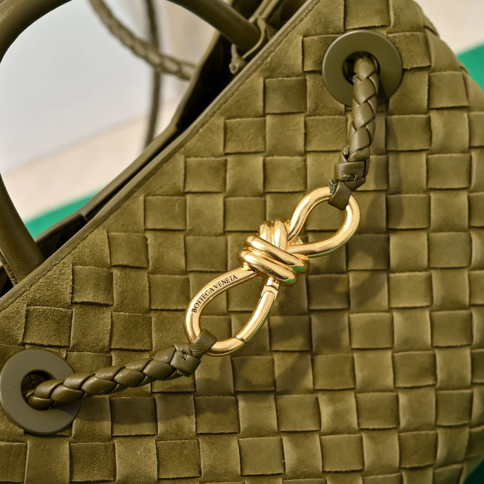 The 2024 new Andiamo batch 1920 BV has been shipped‼ ️Really popular🔥The new Andiamo woven handbag launched by Bottega Veneta this season is really popular all over the world! ! Celebrities at home and abroad have worn it, and Oscar-winning actress Michelle Yeoh has taken it out on the street. Song Jia, Trai Yara, Yu Feihong, Sanji Ayaka, Rosie Hunting-Whiteley, Yoshioka Riho, etc. have all picked up this bag. It is classic and versatile, showing off its temperament, and the bag capacity is also large, which is very convenient for daily commuting! ! A variety of carrying methods, the shoulder straps can be adjusted by yourself, the original lambskin feels soft and delicate, and the neutral style is created to break gender boundaries and bring a more practical and longer-lasting use experience. Andiamo, which has both elegant and casual styles, perfectly interprets the true appearance of "fashionable old money style". Style number: 7463 (suede) Size: 25*22*10.5cm